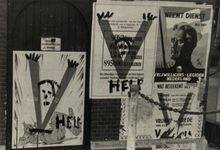 811882 Afbeelding van enkele aangeplakte affiches met Nazi propaganda op een muur te Utrecht.